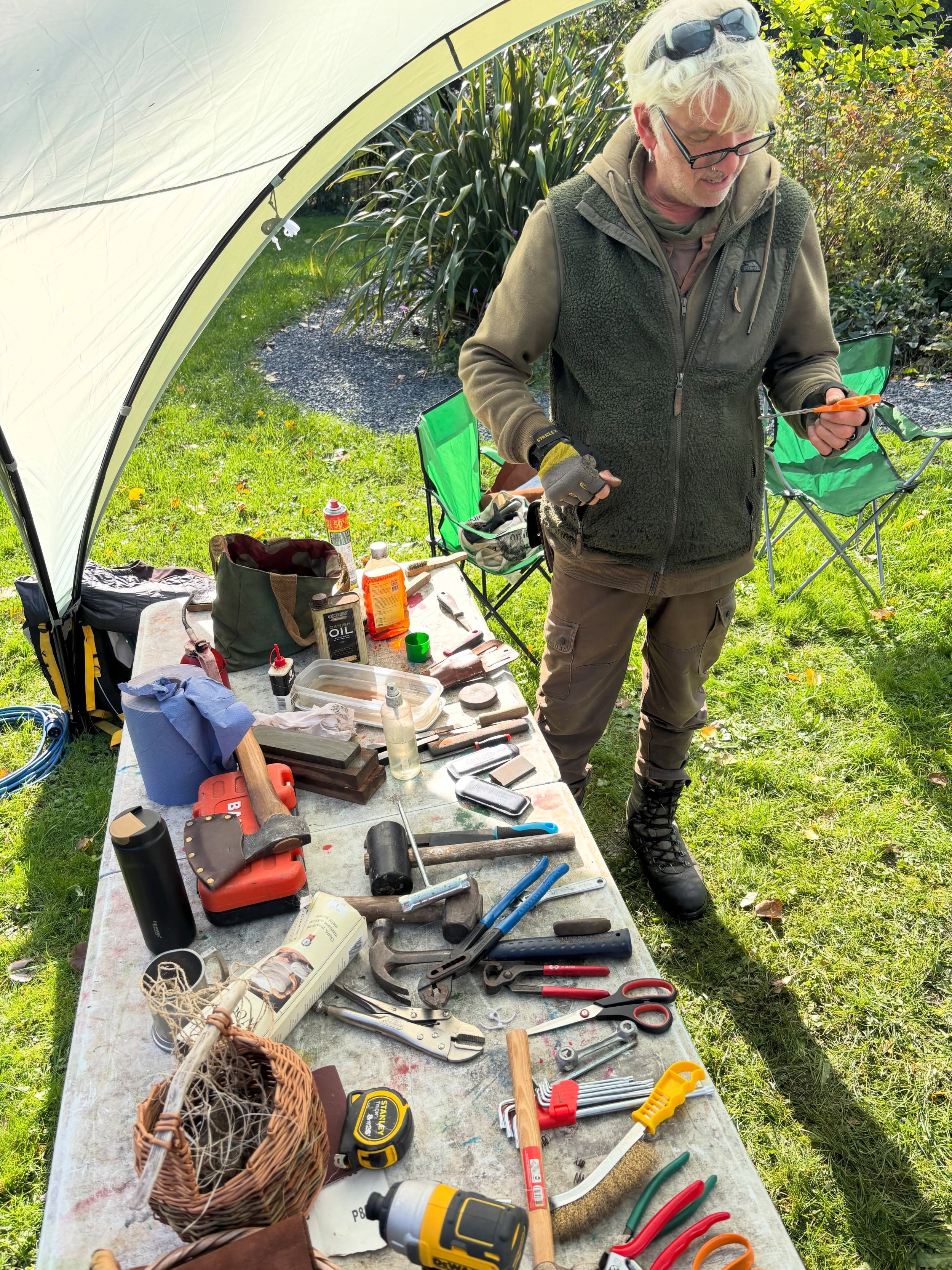 Sharp tools, happy gardeners! 🪓🪚 A huge thank you to our sharpening masters, James and Hari, who spent the weekend bringing all sorts of tools back to life at Llangoed Harvest Festival.

Knives and secateurs, loppers and garden shears, chainsaws an