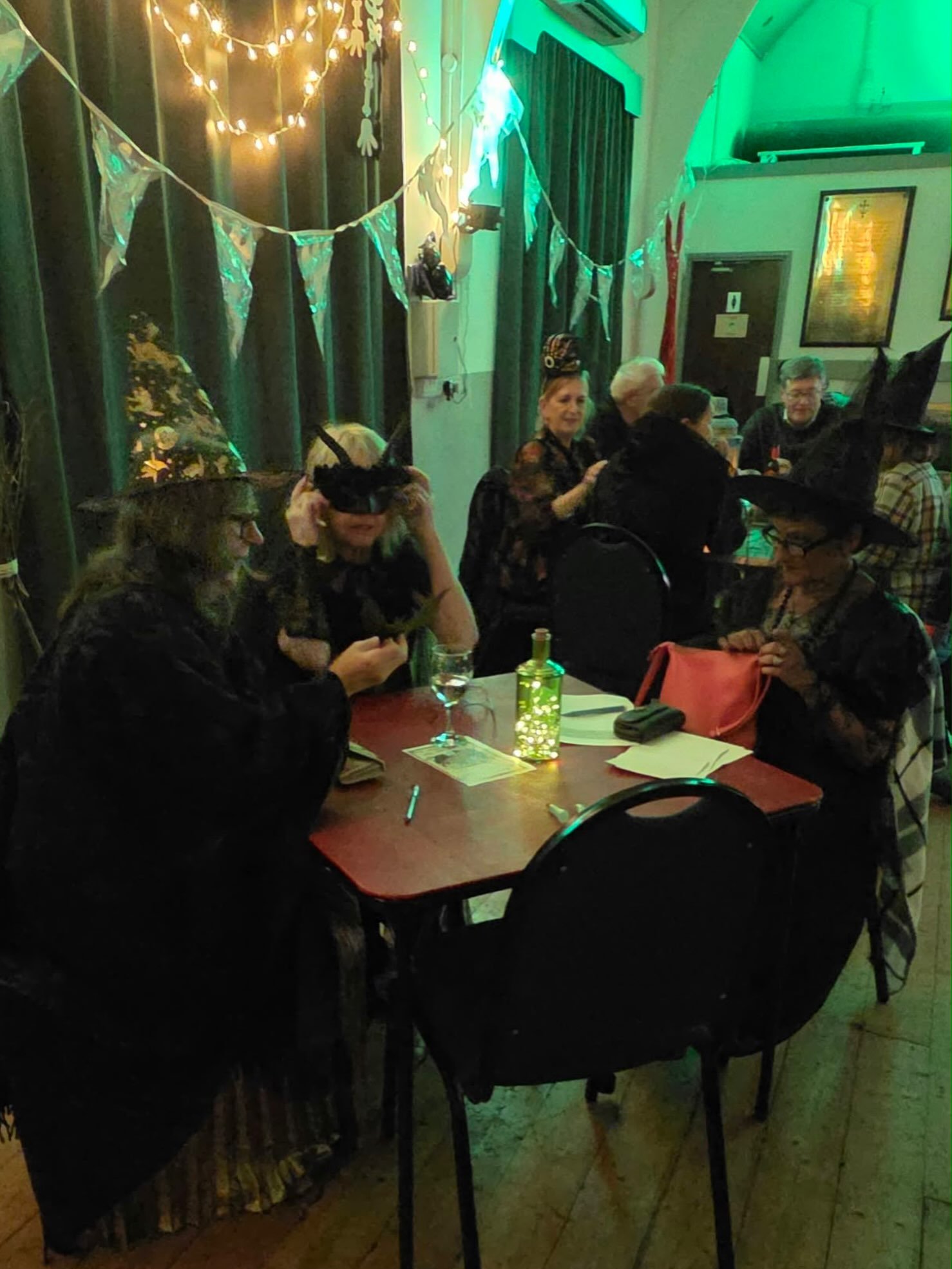 🧠🎃 Costumes, competition and some seriously tricky questions! A fantastic Halloween Quiz Night at Llangoed Village Hall. A huge thank you to our Quiz Masters Brian and Hannah, and to everyone who joined us for an evening of challenging questions, p