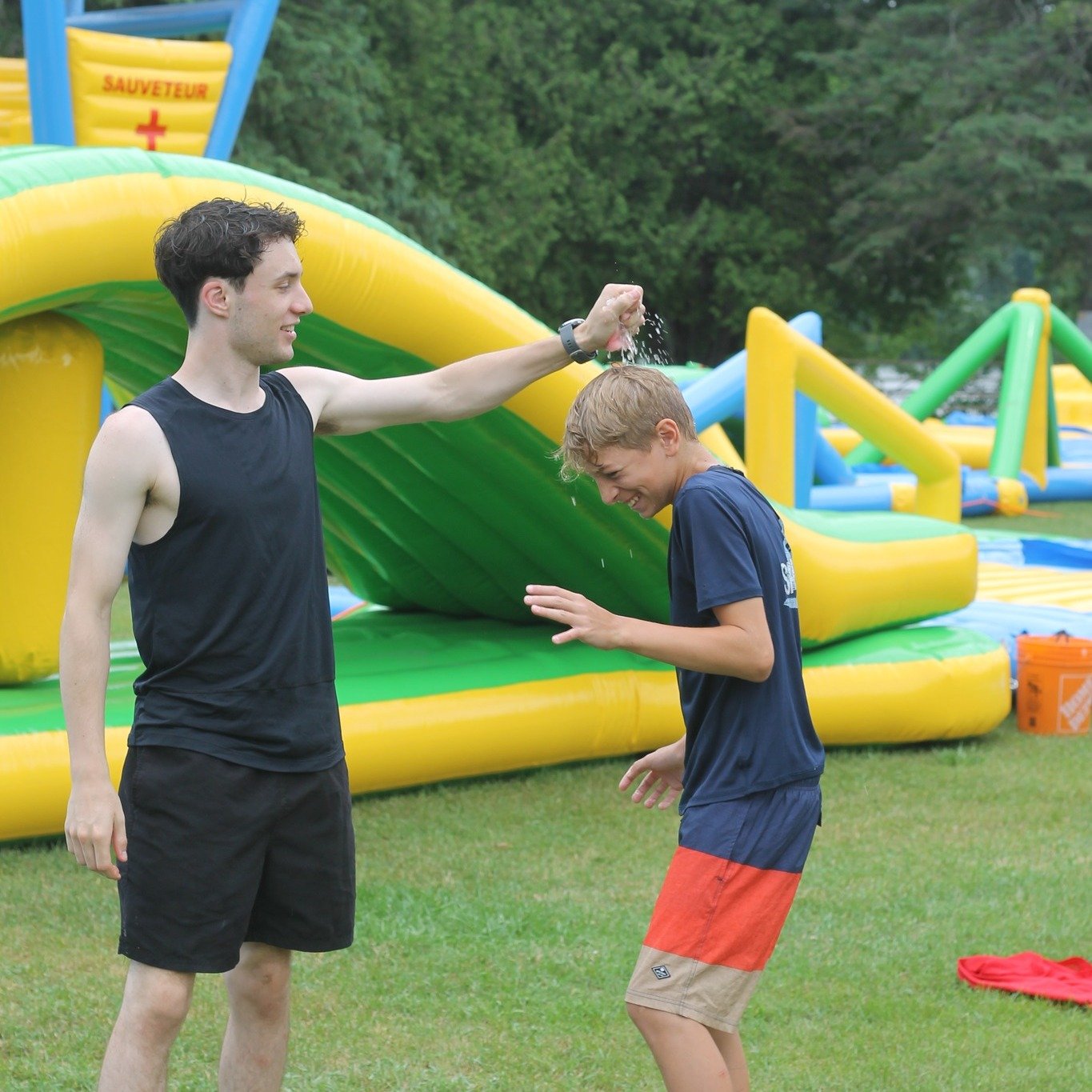 Sous la pluie 🌧️ ou au soleil 🌞, on s'amuse comme des petits fous
.
.
.
.
#summercamp #campdevacances #laurentides #nature #camp #camptremblant #BPA #basedepleinair #monttrembant #&eacute;t&eacute;