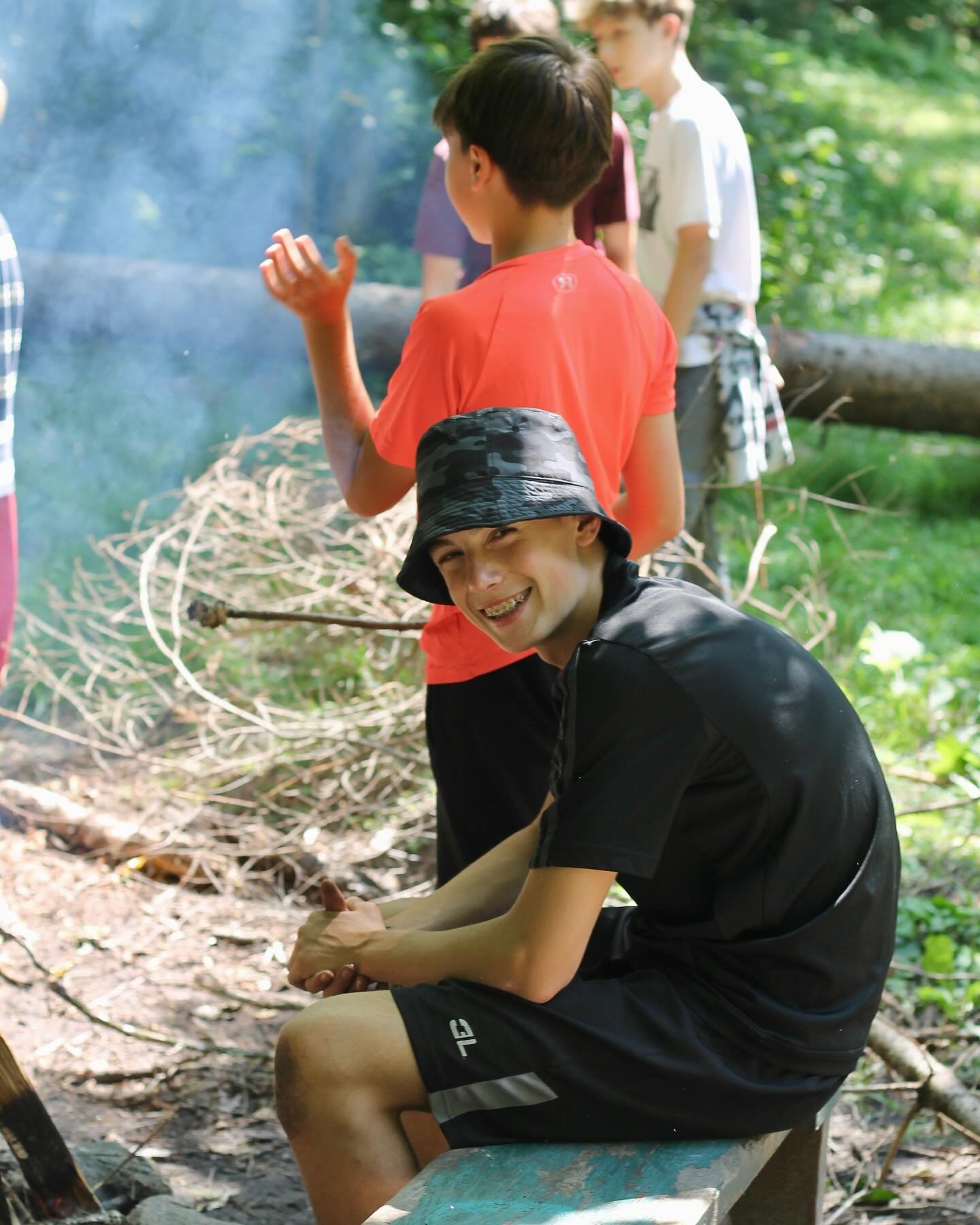Feu de camp et fous rires garantis 🔥🏕️✨
.
.
.
#summer #fun #2024 #camp #summercamp #tremblant #laurentides #sun #friends