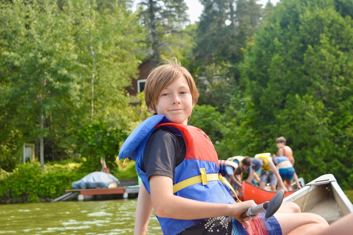 Lac calme, c&oelig;ur en f&ecirc;te! L&rsquo;&eacute;t&eacute; est l&agrave; 🛶🕺🪩
.
.
.
#summer #friends #camp #tremblant #laurentides #2024 #canoe #kayak #paddleboarding #campdevacances #campdejour #camptremblant