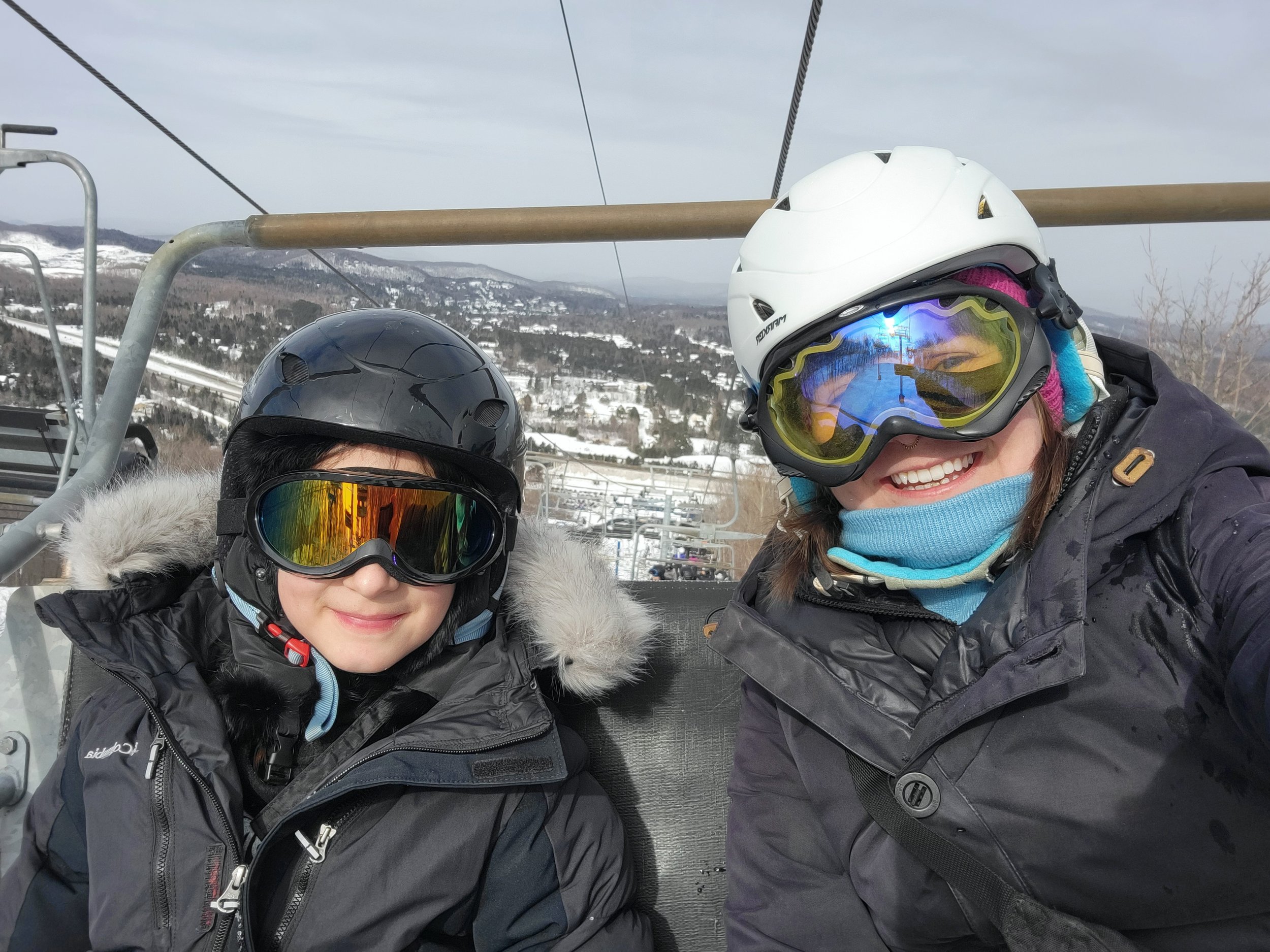 Une animatrice et une campeuse sur un chairlift