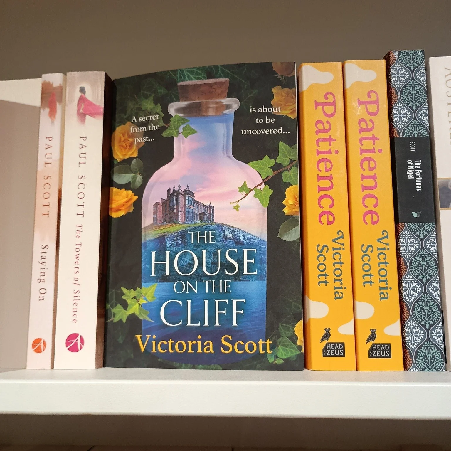The House on the Cliff looking splendid on the shelves of @waterstoneswot 

 #ghoststory #cornwall #historical #bookshop #bookshoplove