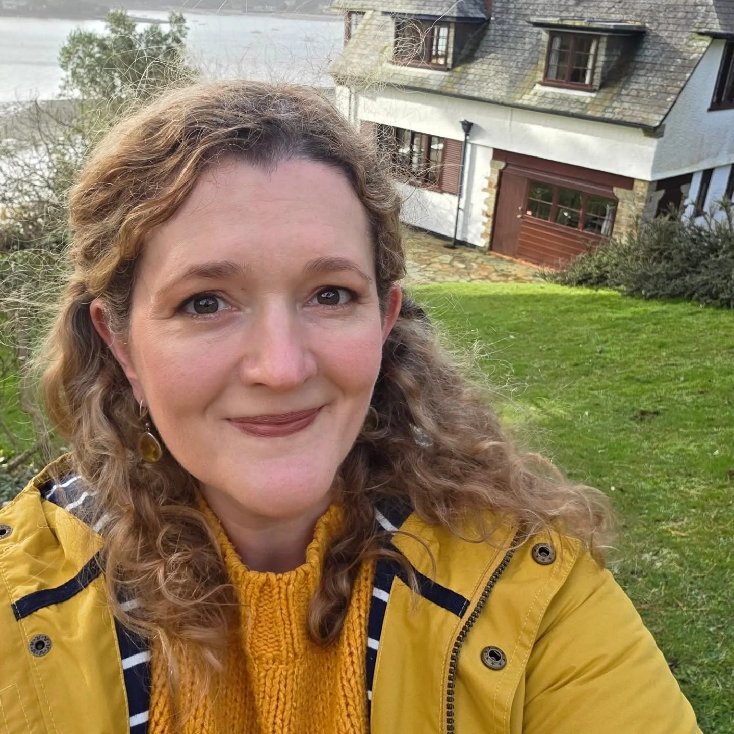 I was incredibly fortunate today to have a special, private tour around the house that inspired the novel I'm currently writing, Ridifarne, courtesy of the lettings agent, @cornishholidays. 
This stunning arts and crafts house in Helford Passage was 