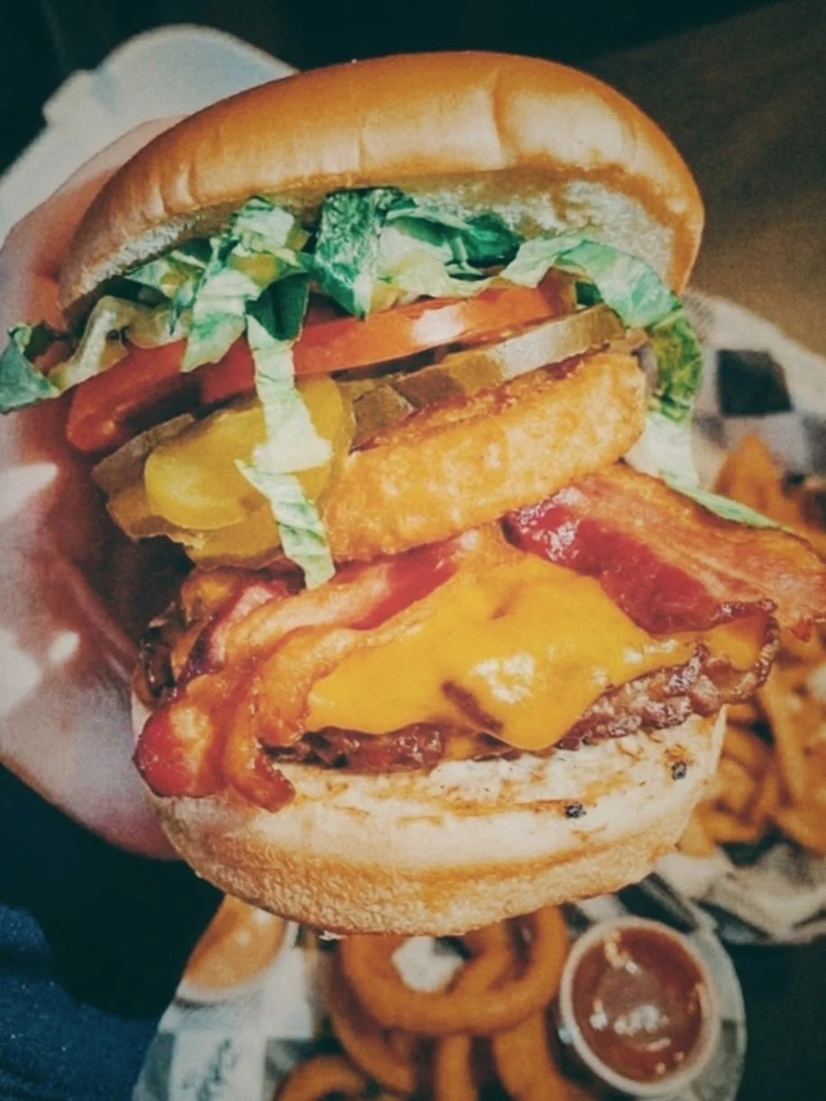 Hold it with one hand. We dare you. Bacon, melted cheese, pickles and an onion ring stacked in a ringer burger, with extra rings on the side. #ZaksDiner #RingerBurger #OttawaDiner
&mdash;&mdash; Essayez de le tenir d&rsquo;une seule main. On vous met