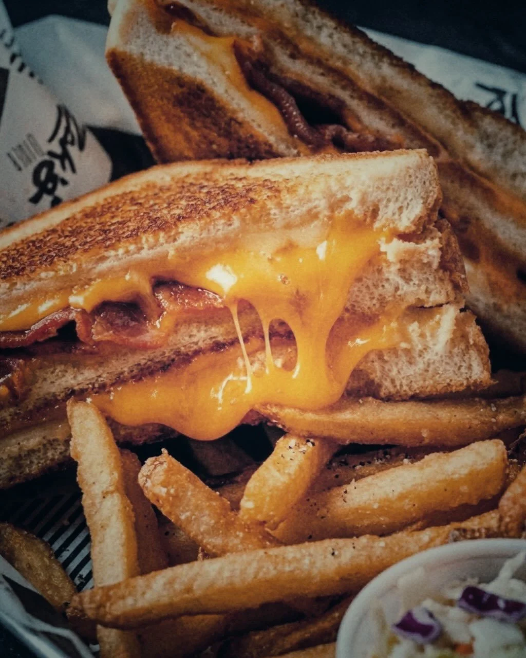 Grilled cheese with bacon and a pile of fries, the combination that never needed improving. Monday comfort, all day.
#ZaksDiner #ComfortFood #GrilledCheese #OttawaDiner #Ottawa
&mdash;&mdash;
Un grilled cheese au bacon avec des frites, la combinaison