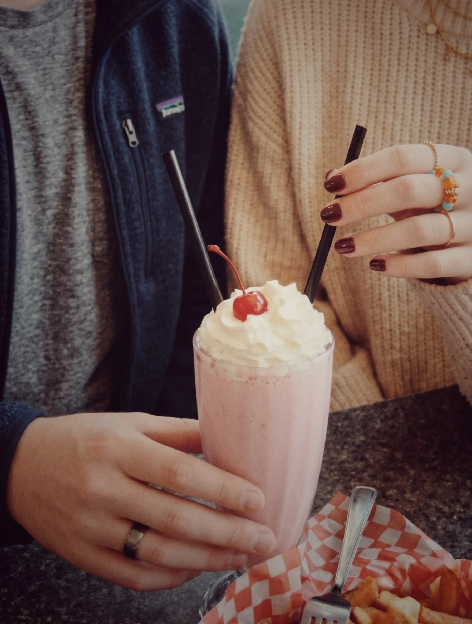 Sunday milkshake. Two straws, and somebody drinks more than half.
#ZaksDiner #ByWardMarket #OttawaDiner #myOttawa #Ottawa
&mdash;&mdash;
Le milkshake du dimanche. Deux pailles, et quelqu&rsquo;un en boit plus que la moiti&eacute;.