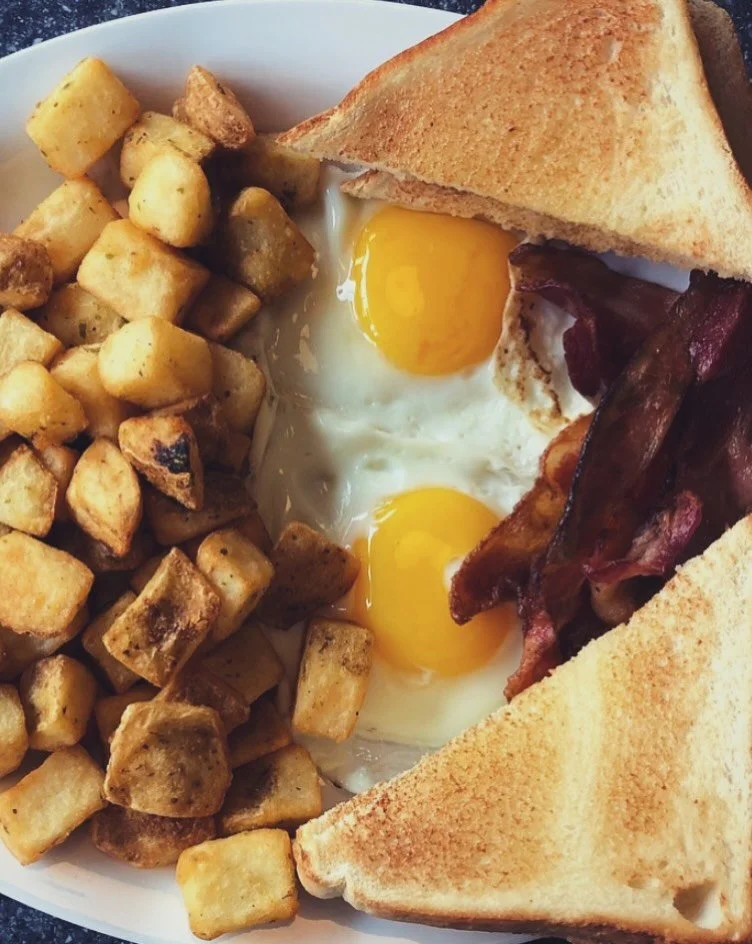 Breakfast at Zak&rsquo;s is served all day, so sleep in.
&mdash;&mdash;-
Chez Zak&rsquo;s, le d&eacute;jeuner est servi toute la journ&eacute;e, alors dormez tard.
#ZaksDiner #AllDayBreakfast #D&eacute;jeunerOttawa #RestaurantsOttawa #Ottawa