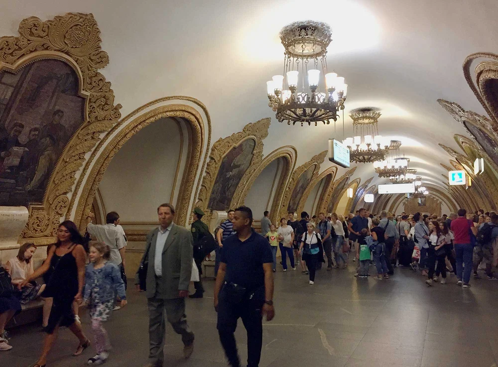  Nein, das ist kein Restaurant. Jede Metro-Station in der Metropole hat ein anderes Dekor. Alle haben eines gemeinsam: Sie sehen unverwechselbar schön aus. 