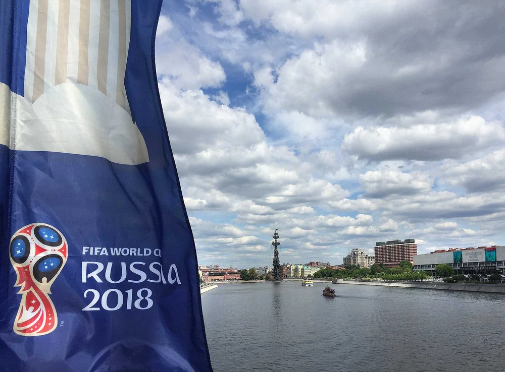  Der Himmel zeigt sich freundlich, die Stadt auch und sie ist aus gegebenem Anlass geschmückt. 