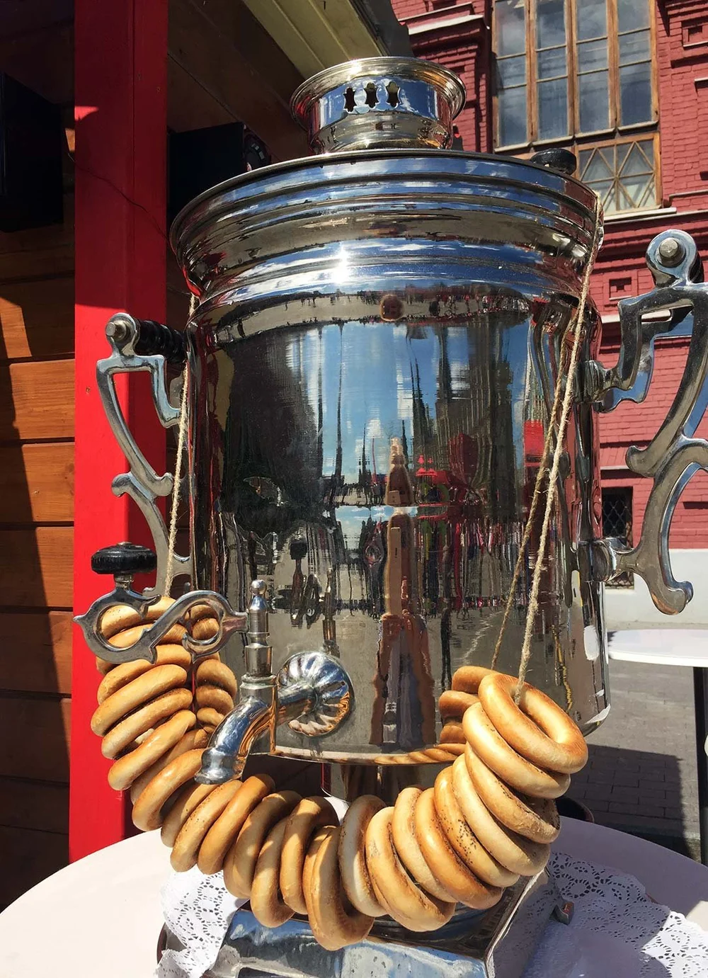  Heißer Tee und frische Kringel – so werden Gäste nach russischer Art empfangen. 