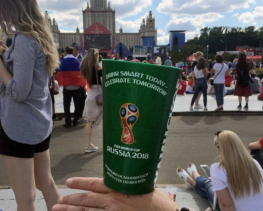  In Moskau treffen sich Menschen aus aller Welt. Mittendrin: Einheimische, die sich auf die Gäste freuen und natürlich auf die Spiele. 