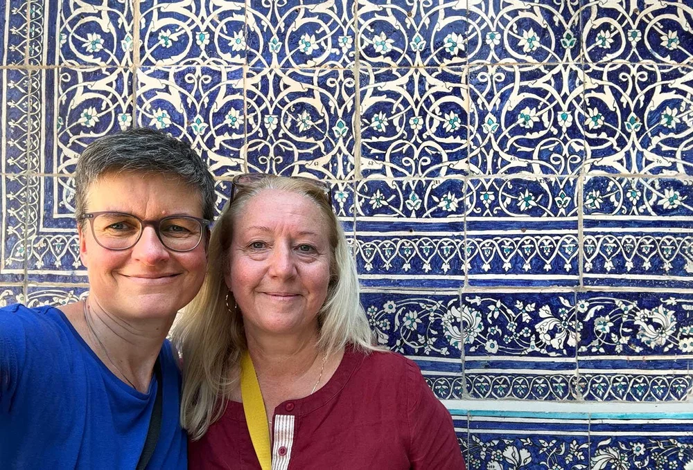 Zwei Freundinnen auf Reisen