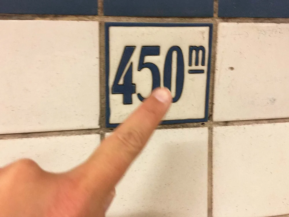 Kleiner Zwischenstopp: Während der Unterquerung der Schelde zeigen Fließen an, wieviel Meter geschafft sind.