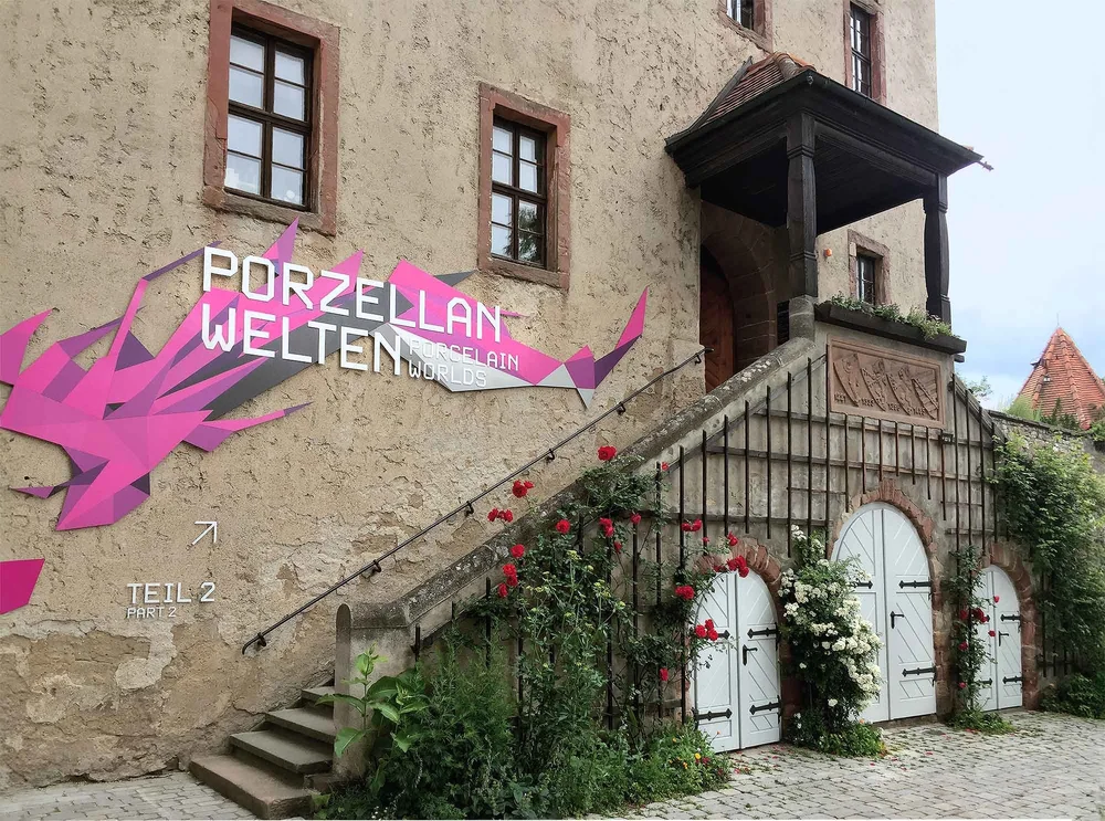  Außen trutzig, innen voller zarter Schönheit: Hier wird der Weg zur Porzellanausstellung gewiesen. 
