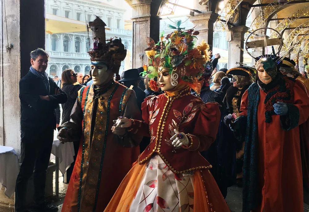 Umzug durch die Arkaden.