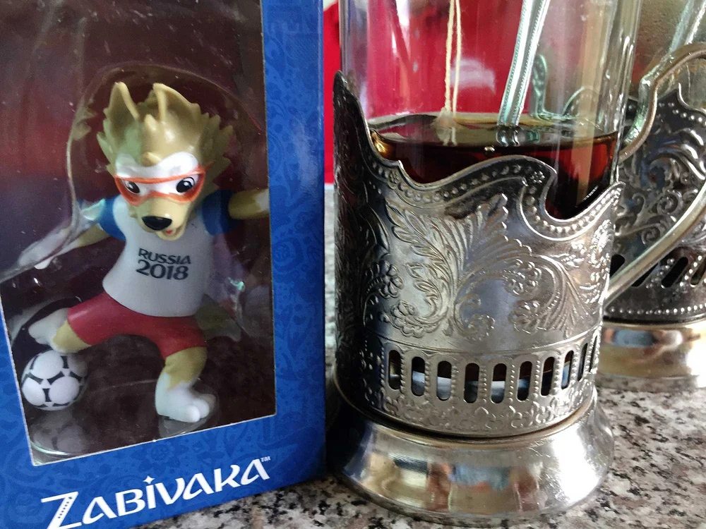  Geschenke im Zug: Frisch gebrühter Tee und das Maskottchen der Fußball-WM 2018. Der kleine Torschütze ist der Wolf Zabivaka. 