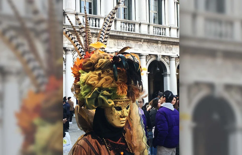 Goldener Blick, kunstvolle Federn