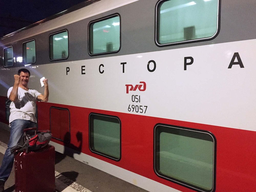   Hoch die Hände: Beim Einstieg ins Bordrestaurant ist die Freude groß. 