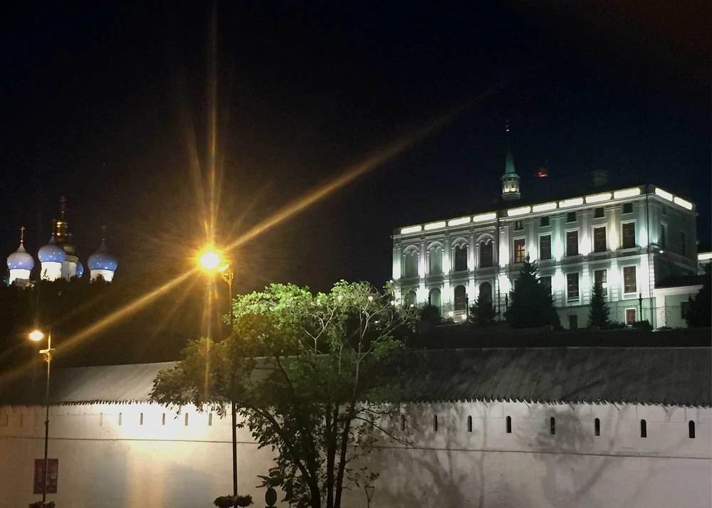  Im Vordergrund die Kasaner Kremlmauer, rechts Palast der Gouverneurspalast und links die Maria-Verkündungskathedrale: Dieses einzigartige Ensemble ist Weltkulturerbe. 