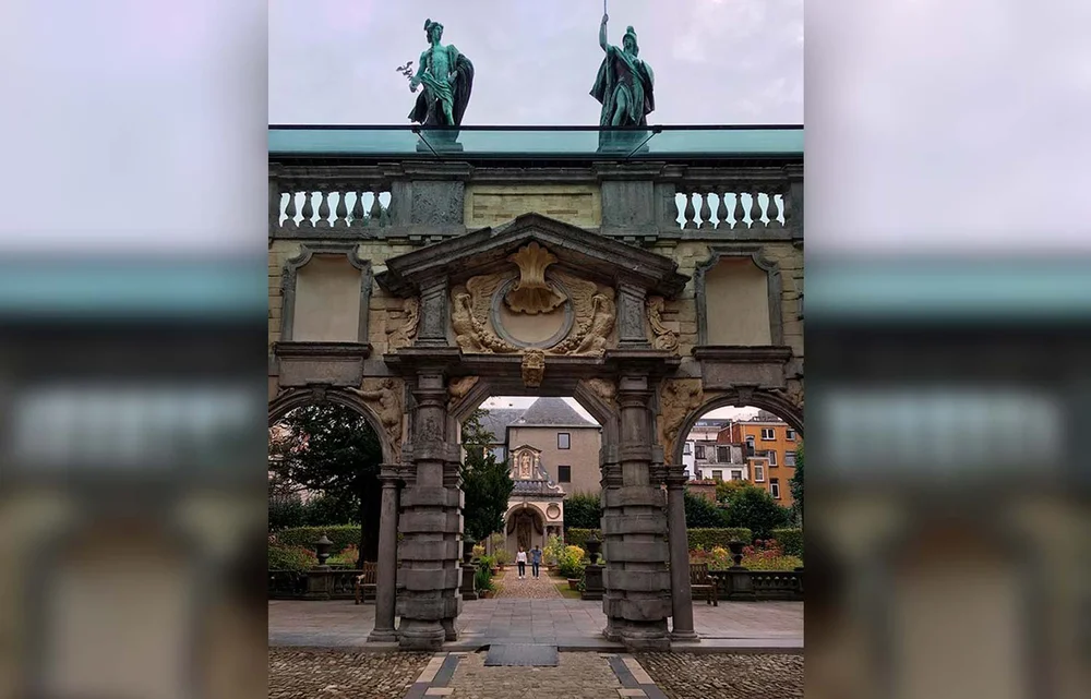 Portikus: Dieser Torbau verbindet den Wohnbereich Rubens' mit dem Atelier. Die Skulpturen zeigen antike Götter und mythologische Figuren.