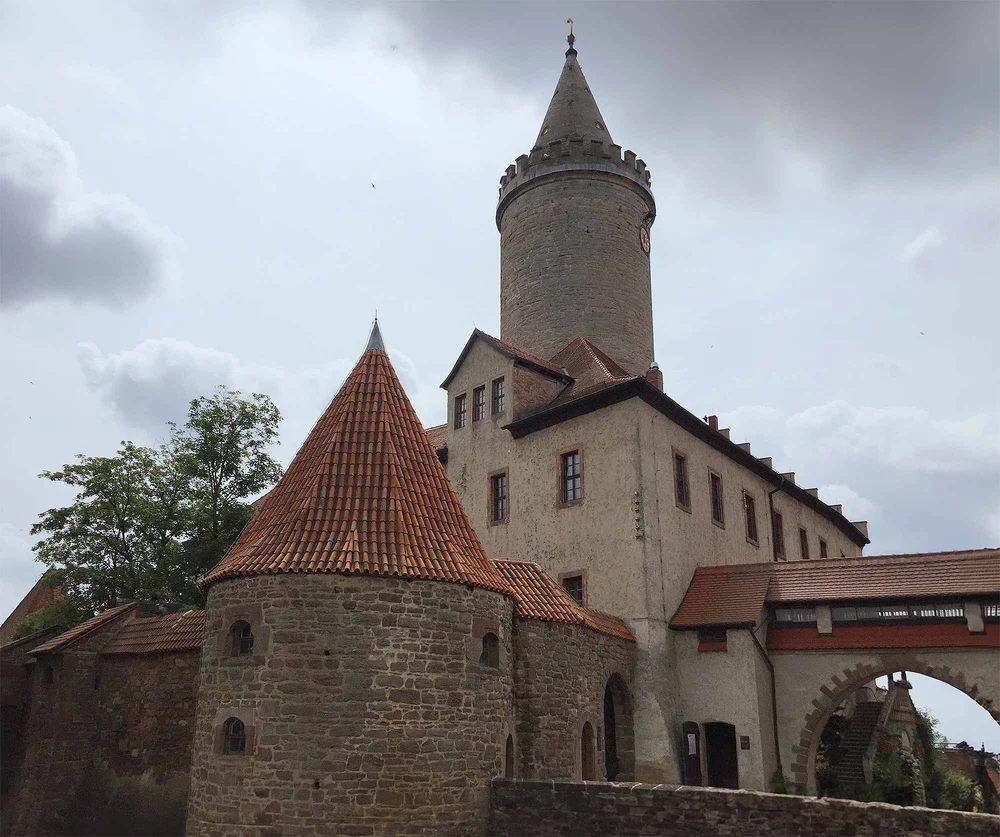  Auf einem Bergfried steht die Leuchtenburg. Wer’s zu Fuß nicht schafft, kann telefonisch unter 49 (0) 36424 713300 ein Shuttle bestellen. 