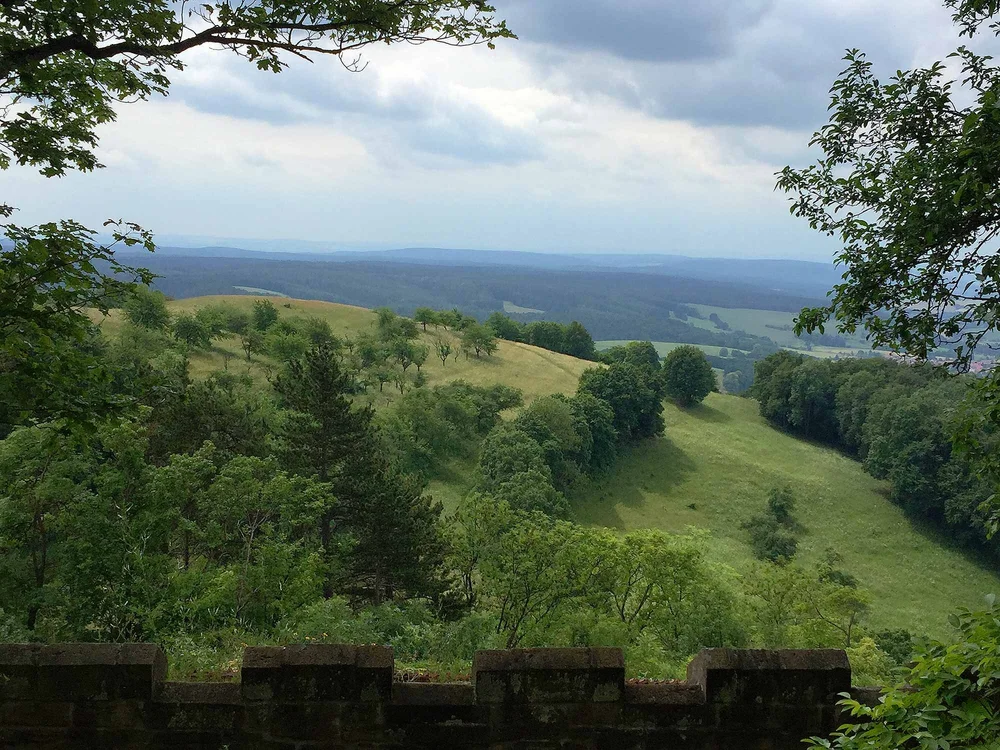  Weinberge, Mühlentäler, idyllische Landschaft: Nicht nur der Blick von der Leuchtenburg lohnt sich. 