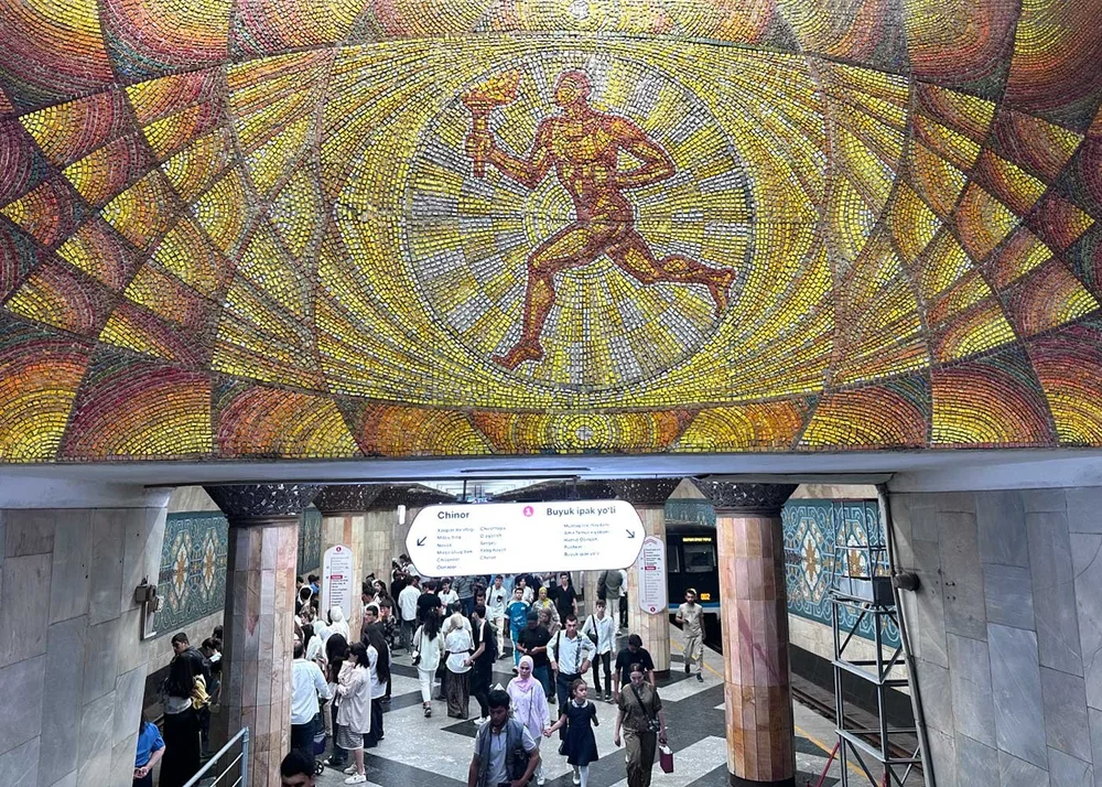 2024_Usbekistan-Taschkent-Metro-Station-Paxtakor-Fackellaeufer.jpg