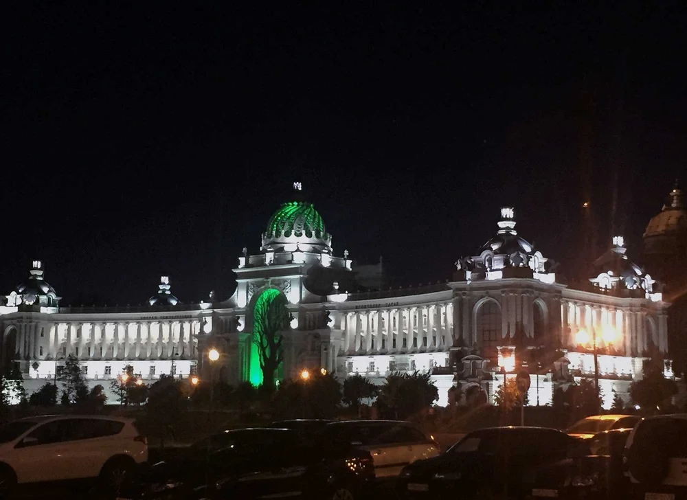  Unweit des Kremls steht der Bauernpalast. Hier hat das Landwirtschaftsministerium seinen Sitz. Markant designet: Ein überdimensionaler Baum, darüber in Russisch und Tatarisch geschrieben „Palast der Ackerbauern“. 