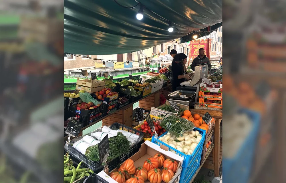 Große Auswahl auf dem Gemüseboot.
