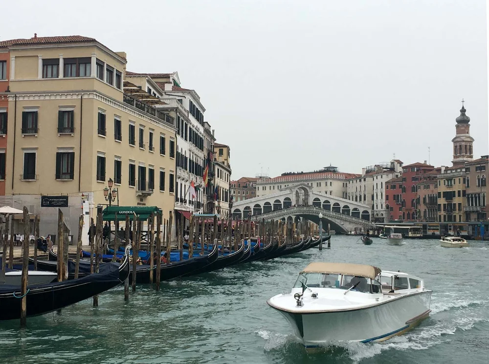 Drei auf einen Streich: Canal Grande, Rialtobrücke, Vaporetto.