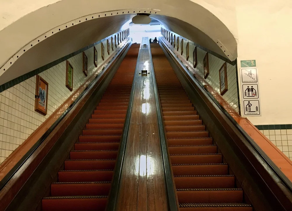 Der Snt-Anna-Tunnel hat einen echten Schatz: eine originale Holztreppe aus den 30ern, die noch in Betrieb ist.