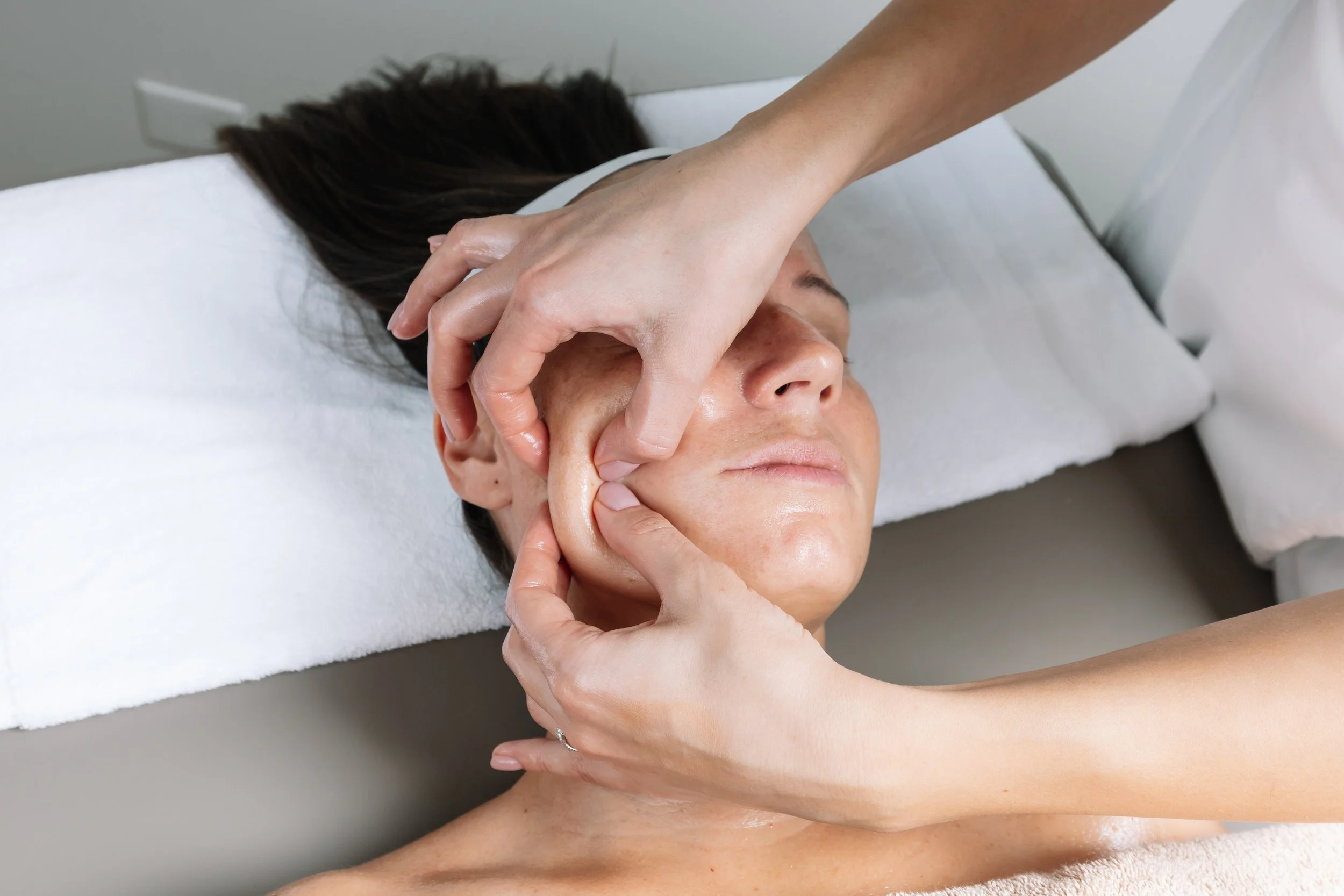 Results-driven facial treatments using science-backed methodologies for acne, aging, texture & pigmentation.