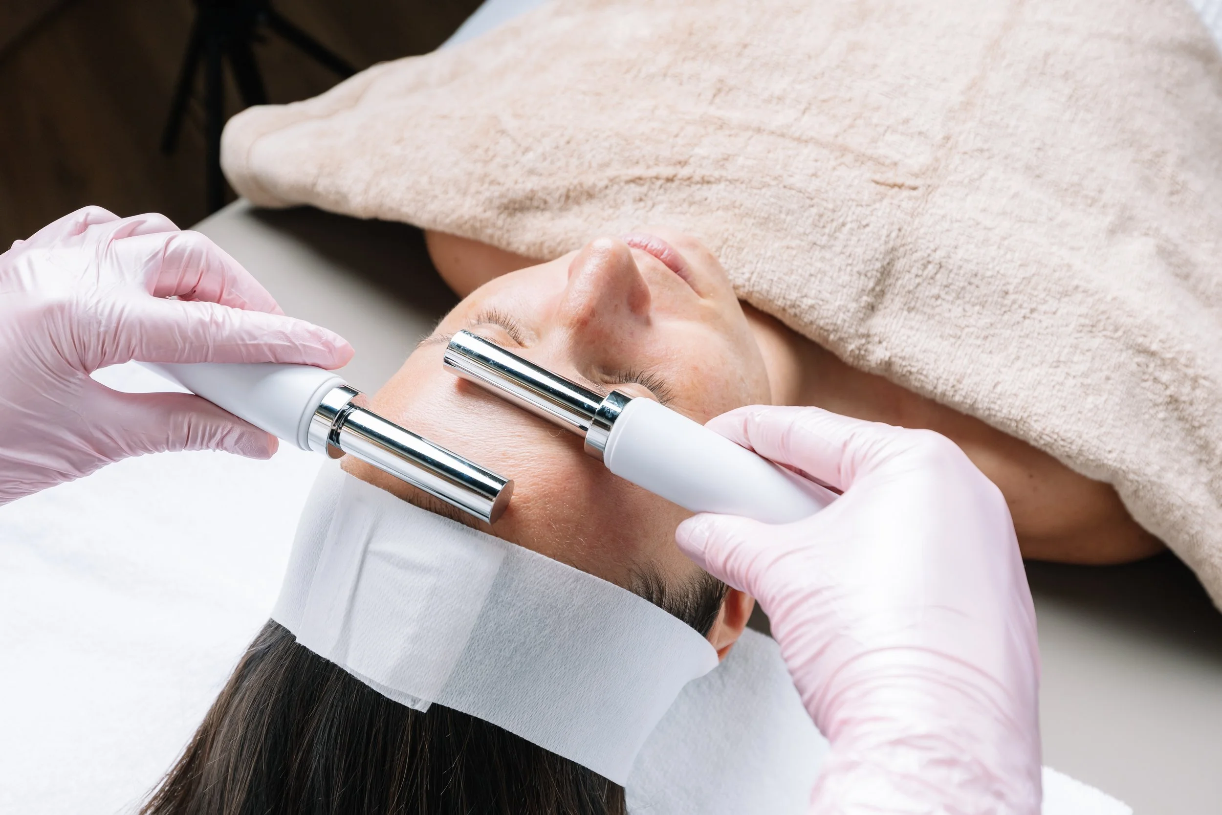 Results-driven facial treatments using science-backed methodologies for acne, aging, texture & pigmentation.