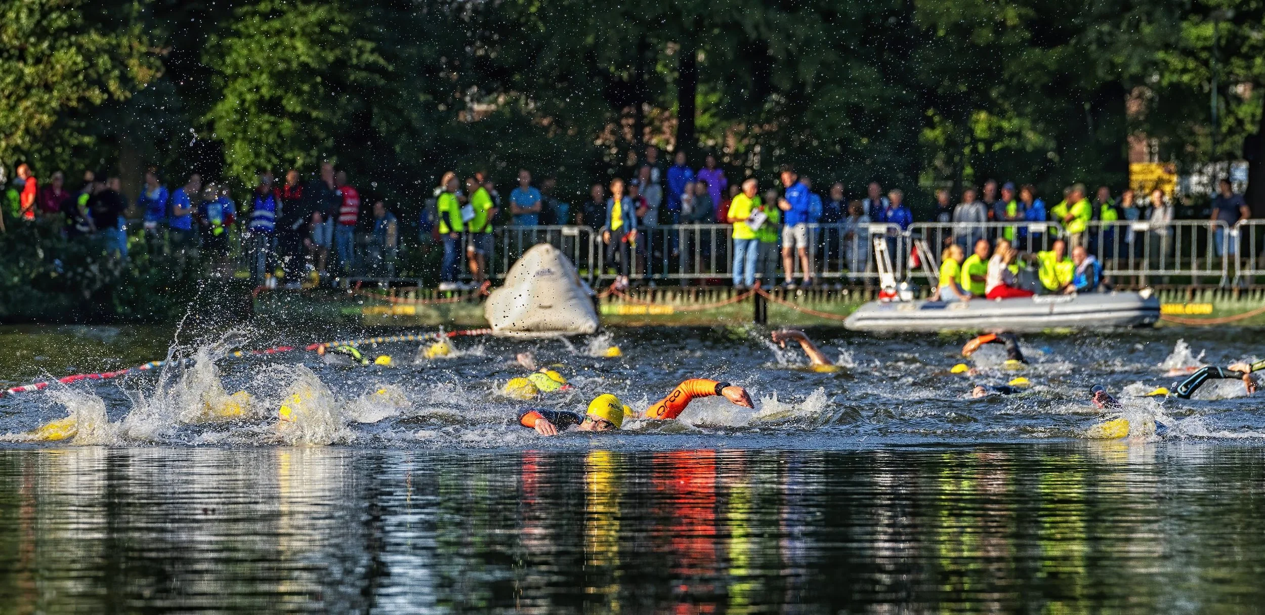 Openwaterzwemwedstrijd in Veenendaalse surfvijver