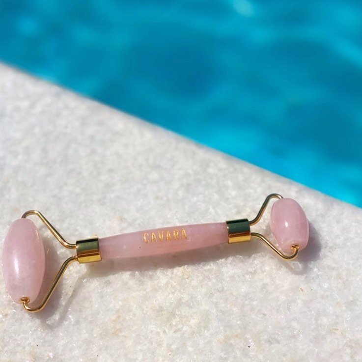 POOLSIDE GLOW ✨ @vsavory5 
&bull;
&bull;
&bull;
&bull;
&bull;
&bull;
&bull;
&bull;
&bull;
&bull;
#faceroller #skincare #glowing #guasha #rosequartzroller #skincareroutine #facialmassage #beauty #facials #rosequartz #selfcare #facial #wellness #antiag