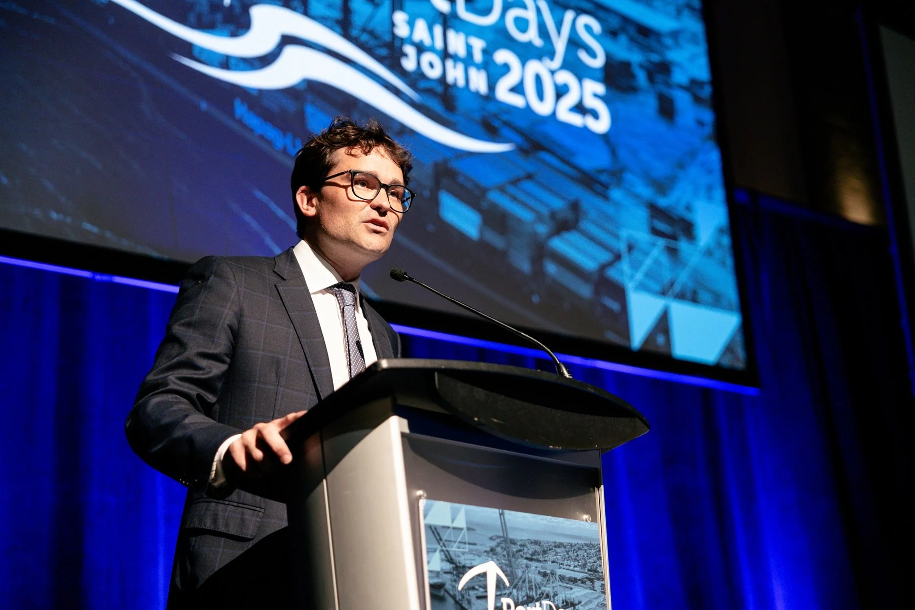 Craig Bell Estabrooks prononçant les remarques d’ouverture lors des Journées du Port 2025 à Saint John (N.-B.).