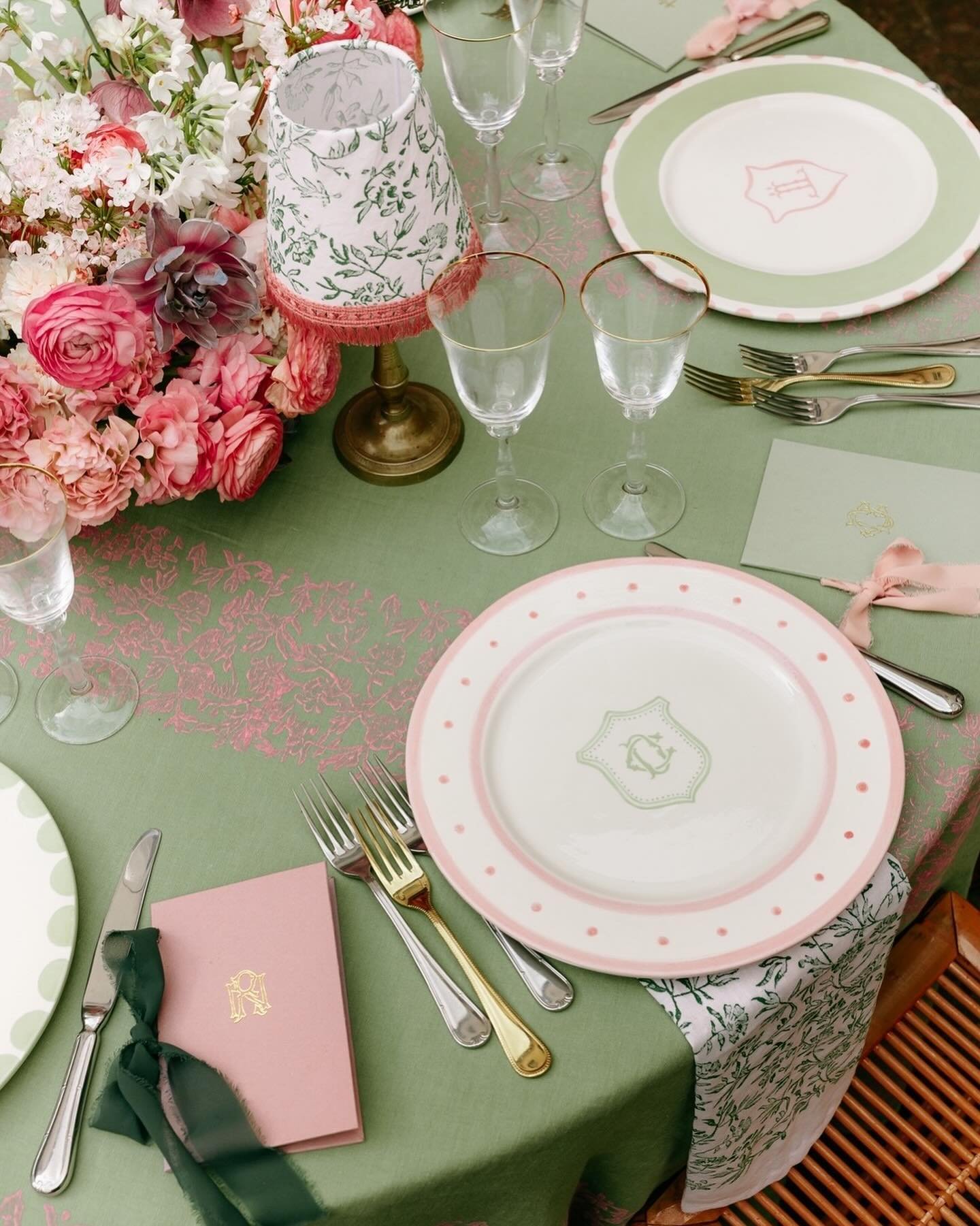 Imagine being able to customize every imaginable detail! 🍽️💖 Like these plates personalized with the initials of the wedding guests! ✨ What a special feeling to be welcomed in this manner! @paocolleoni @theweddingcare_cristinaditta @lafestaproducti