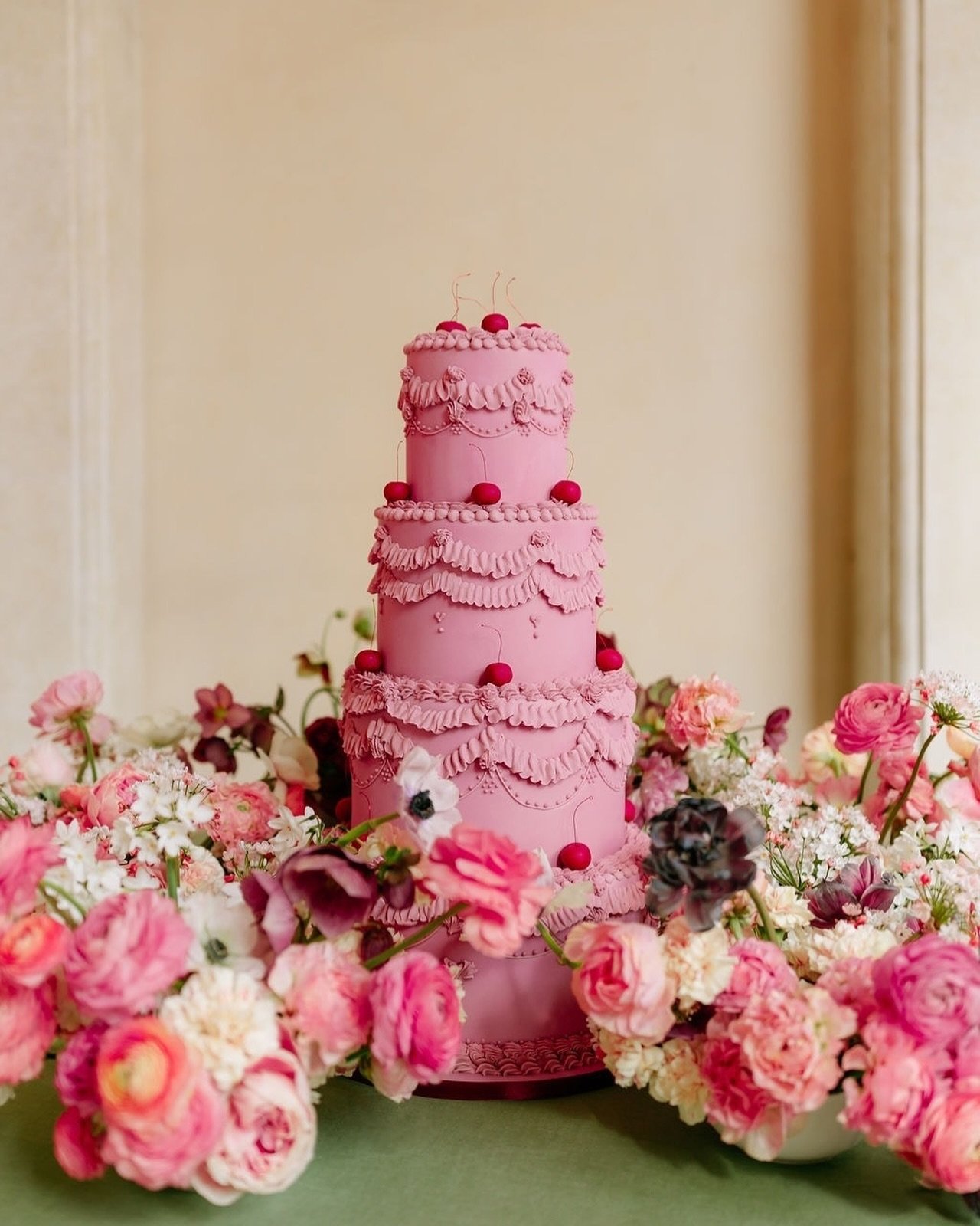 Symbolizing the sweet journey of love and togetherness with this gorgeous cake 🍰 
⠀⠀⠀⠀⠀⠀⠀⠀⠀
Photography @paocolleoni
Planning &amp; Design @theweddingcare_cristinaditta
Production @lafestaproduction
Flowers @ninaeifiori
Catering Company @californiac