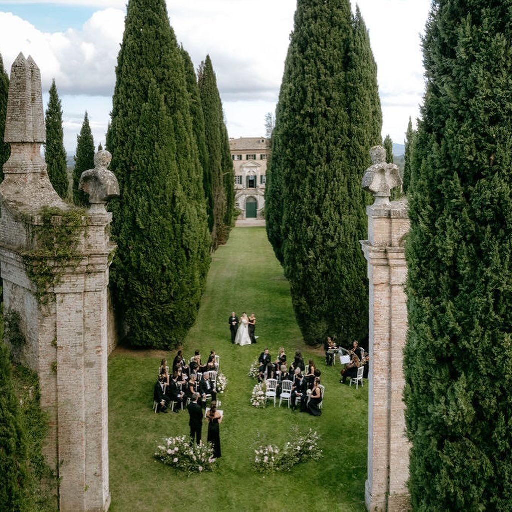 Moments of pure bliss at Villa Cetinale, Tuscany. The couple radiated immense happiness, and love was palpable in the air.✨ @theweddingcare_cristinaditta @paocolleoni @2become1video @galateoricevimenti @jardindivers @cetinale @studioalispi @rosariaga