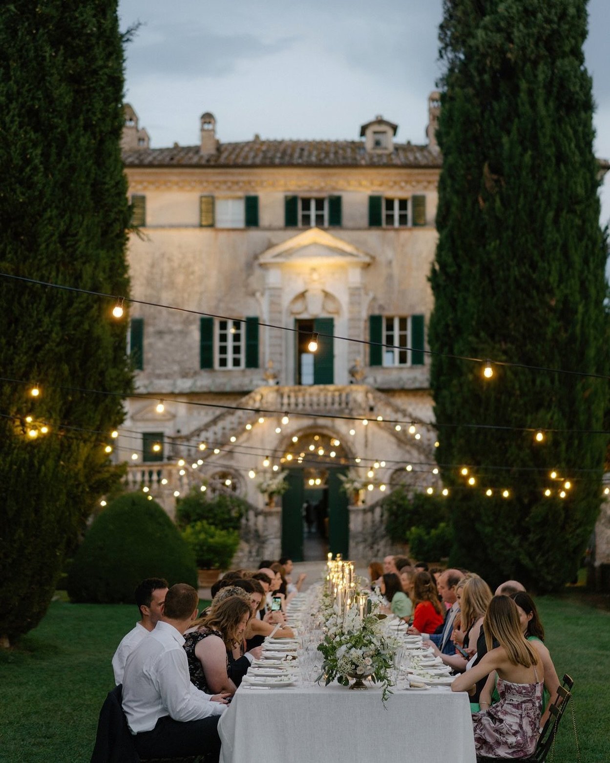 Its of the essence to create a delightful and discerning milieu where your guests can feel relaxed and enjoy their wedding dinner! @theweddingcare_cristinaditta @cinziabruschini @larosacaninafirenze @cetinale @laranavarrinimakeup @emikodavies  @calam