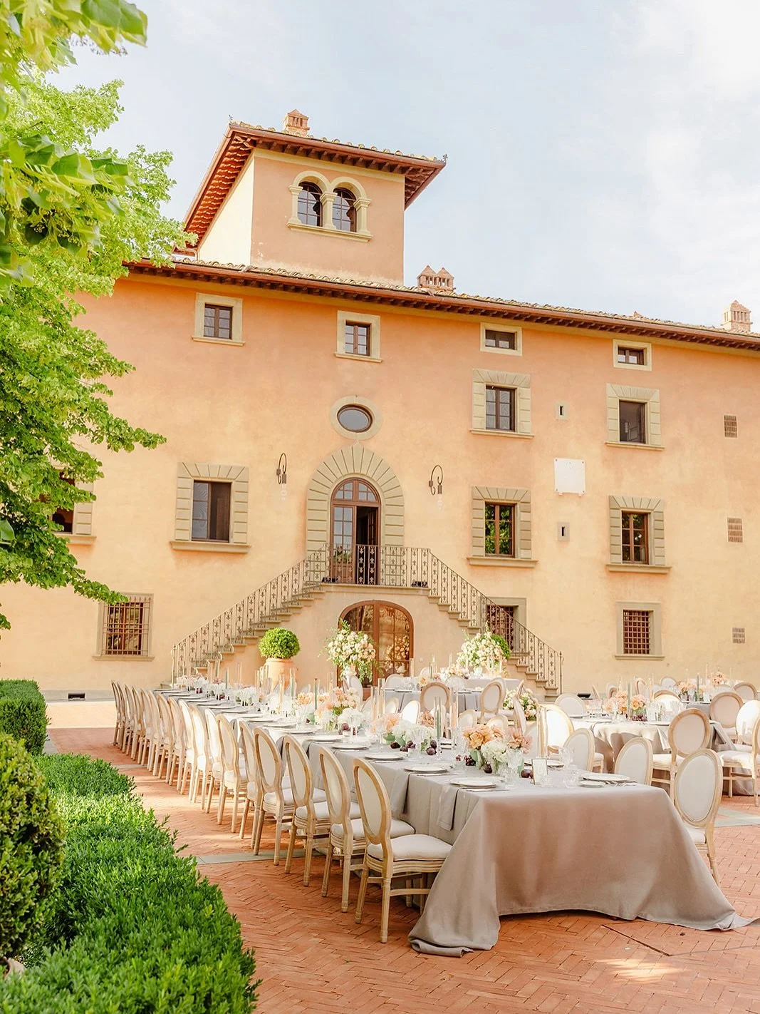 Your wedding framed by the warm, delicate colors of Tuscany sets the stage for something truly special. The venue beautifully embodies simplicity, tradition, and elegance, creating the perfect backdrop for your love story!✨ 
@theweddingcare_cristinad
