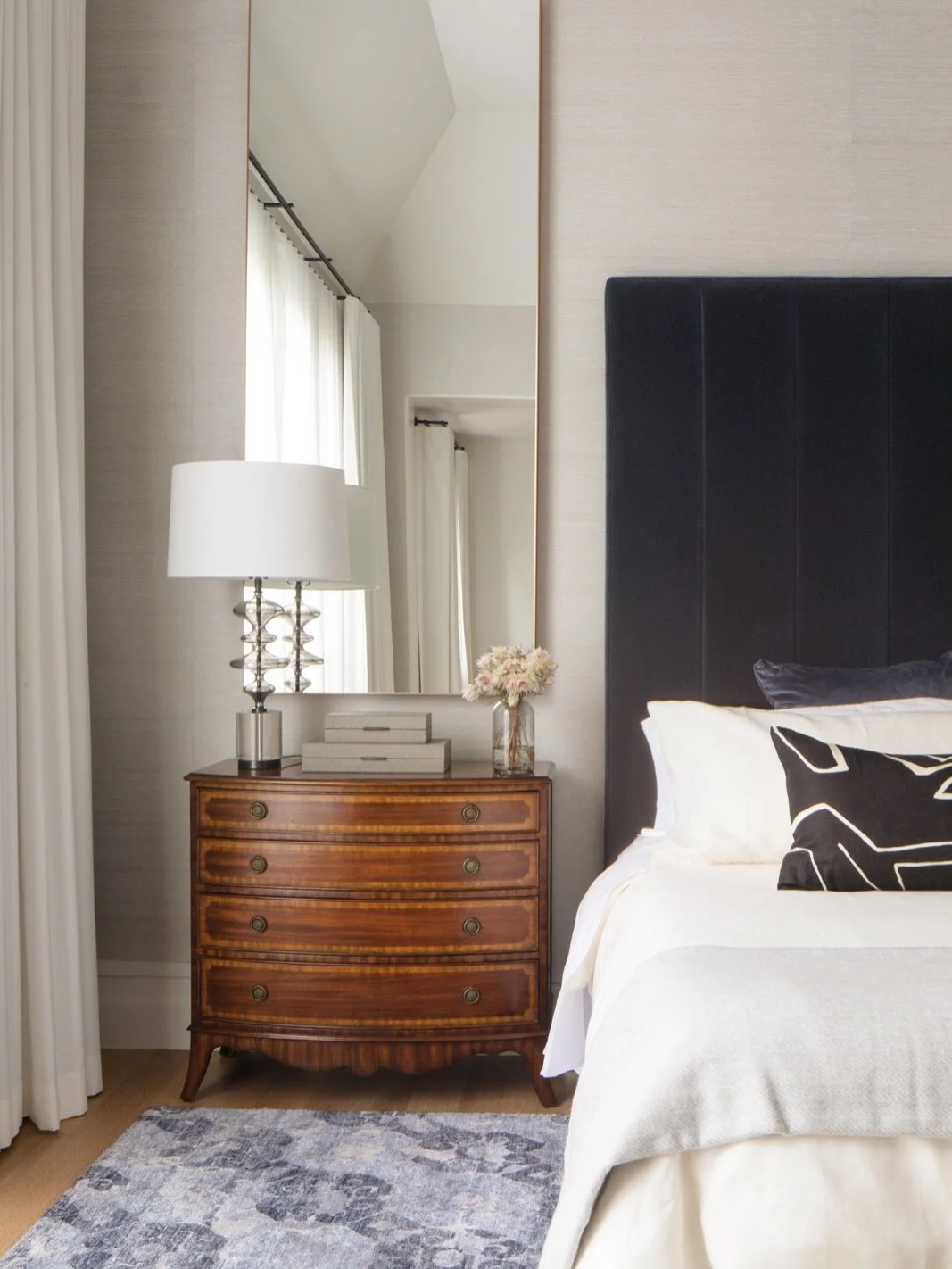 Good design isn&rsquo;t about more. It&rsquo;s about knowing when to stop.

Morning light, softened edges, and pieces that feel collected over time.

A bedroom meant to slow you down.

Designed by DebraLillianDesign @debra_salmoni 
Photography by @vi