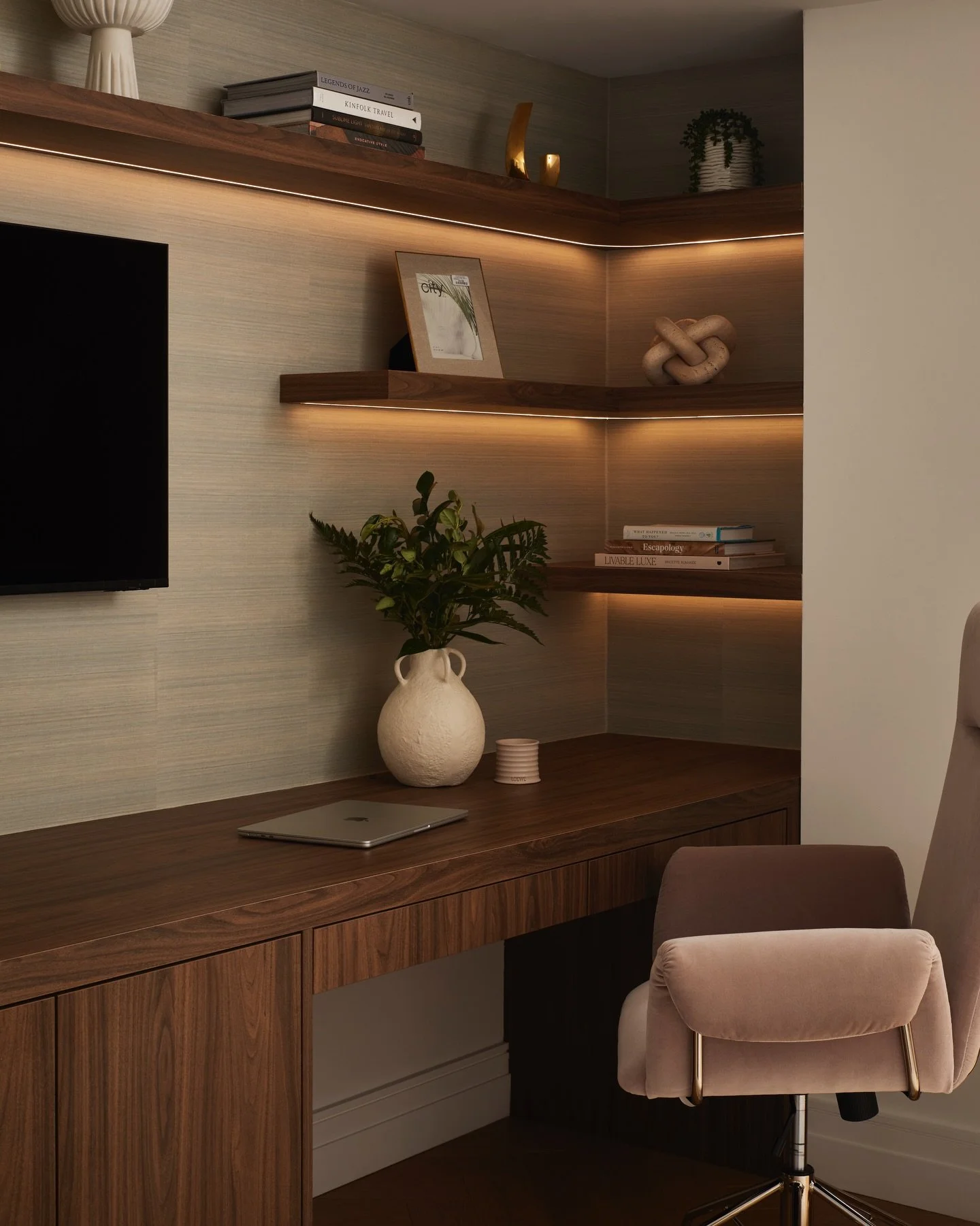 Weekend mode ➝ off. Back to the desk, but at least it&rsquo;s a beautiful one.

Designed by DebraLillianDesign @debra_salmoni 
Photography 📸 @niamhbarryphoto 

#interiordesign #debralilliandesign #debrasalmoni