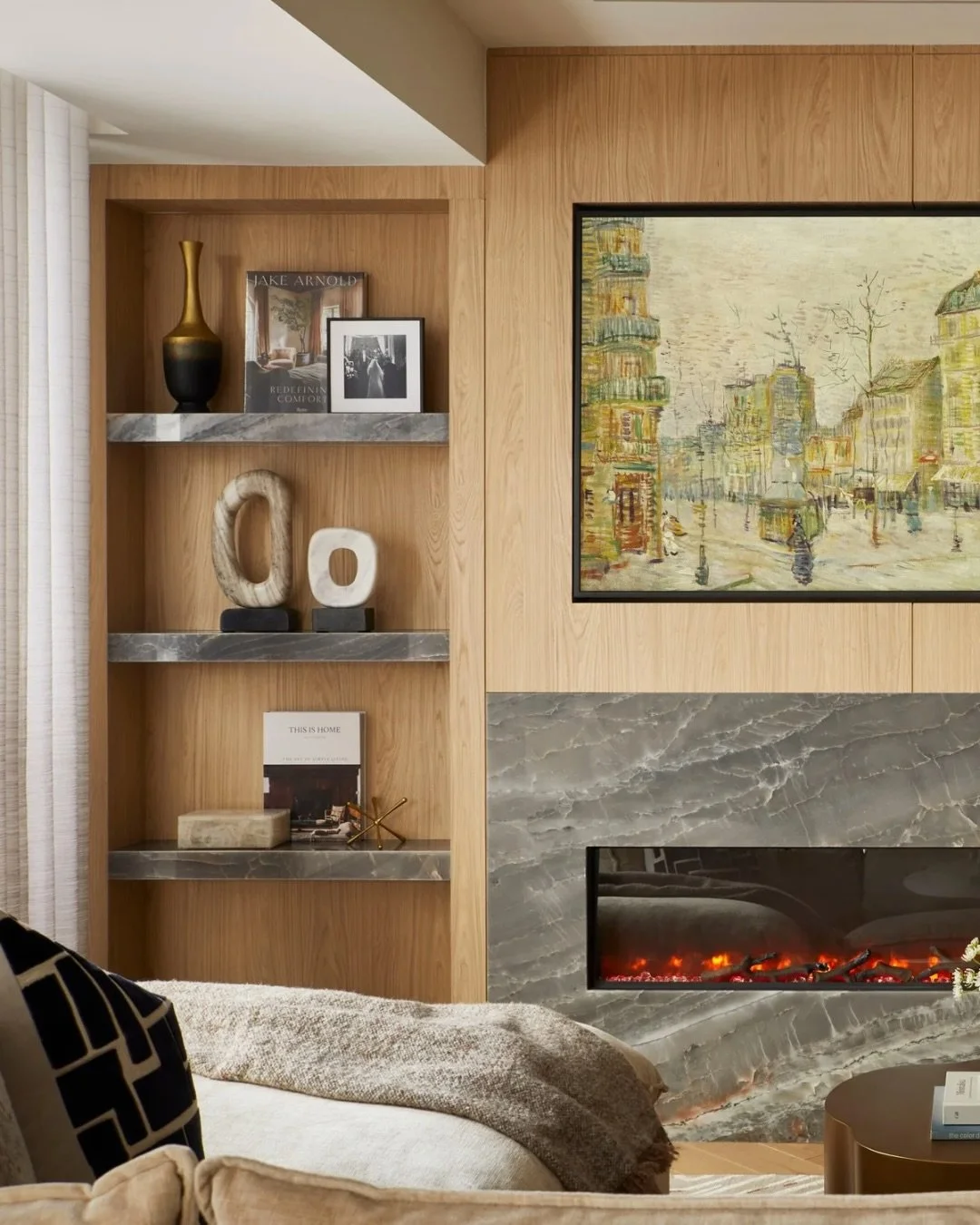 A cozy living room is all about layers - soft textiles, warm tones, and furniture that invites you to sit and stay awhile.

Designed by DebraLillianDesign @debra_salmoni 
Photography 📸 @niamhbarryphoto 

#interiordesign #interiors