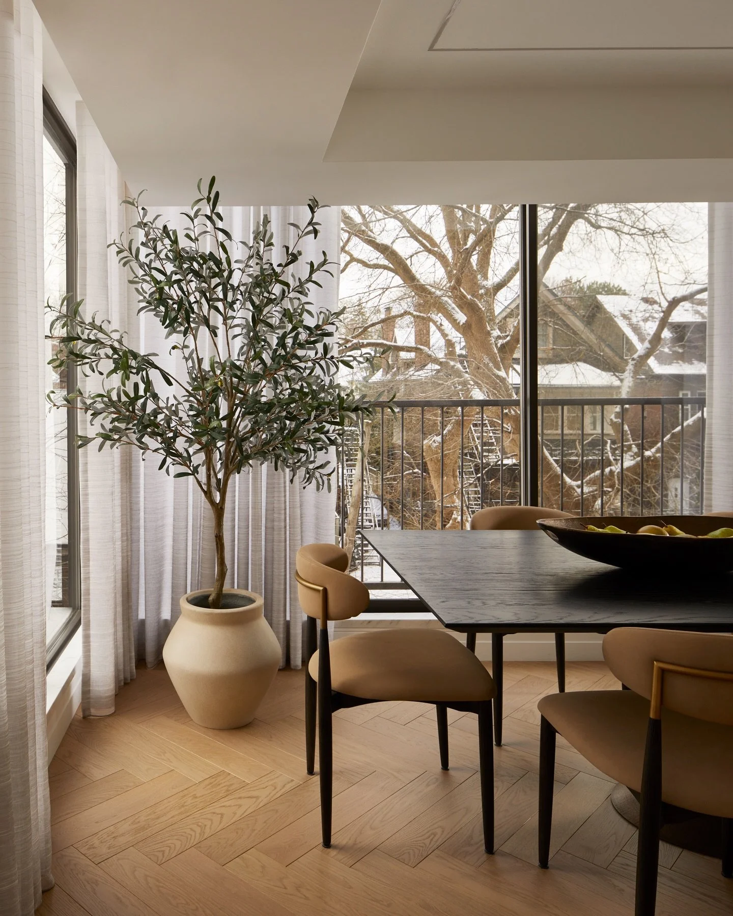 Soft light, warm wood, nothing fighting for attention&hellip; just quiet, intentional design that lets you feel the space instead of just see it.

Designed by DebraLillianDesign @debra_salmoni 
📸 @niamhbarryphoto