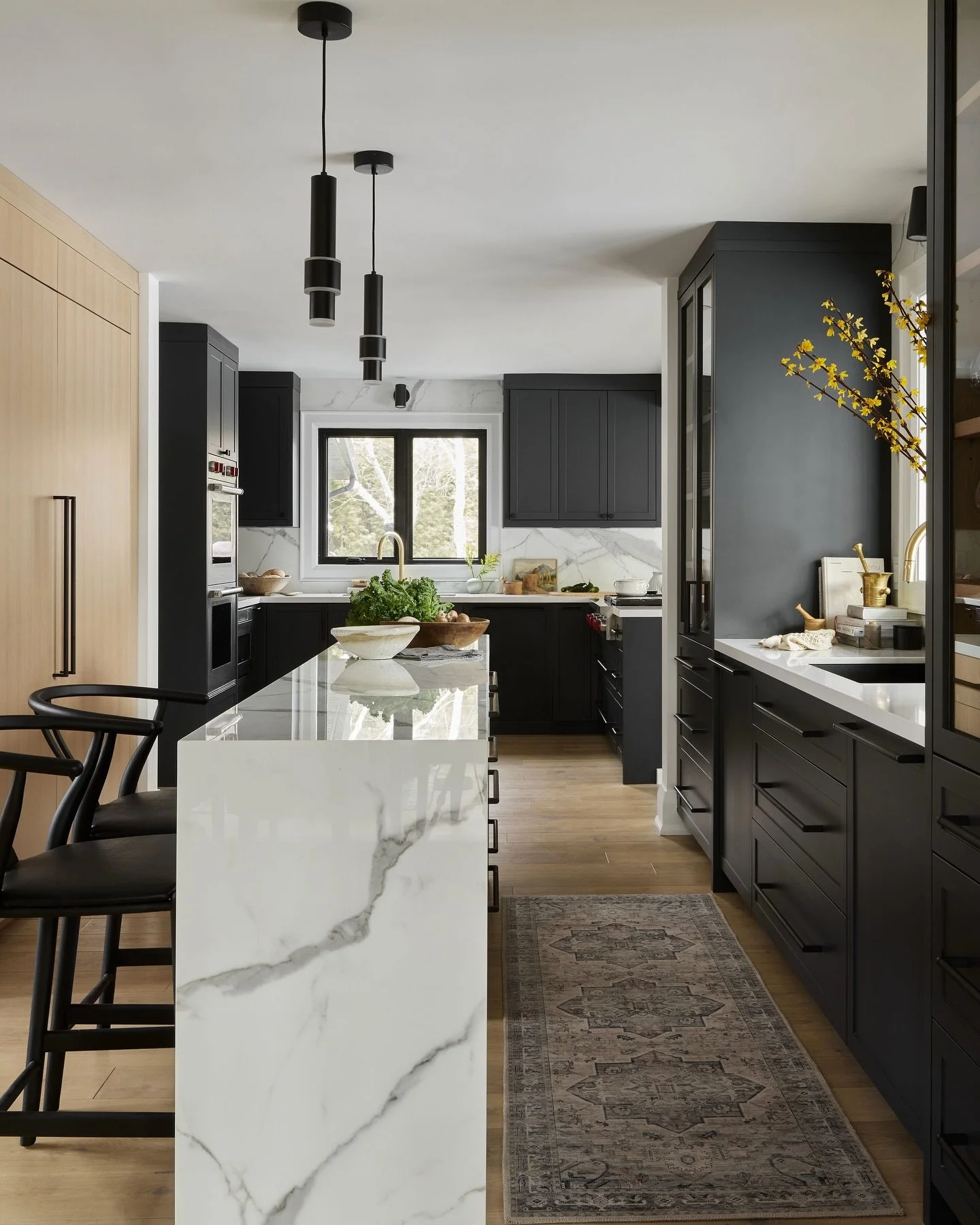 The layout is the flex

Black done properly 🖤 

Designed by DebraLillianDesign @debra_salmoni 
Cabinetry @cameokitchens 
Floors @stonetileint