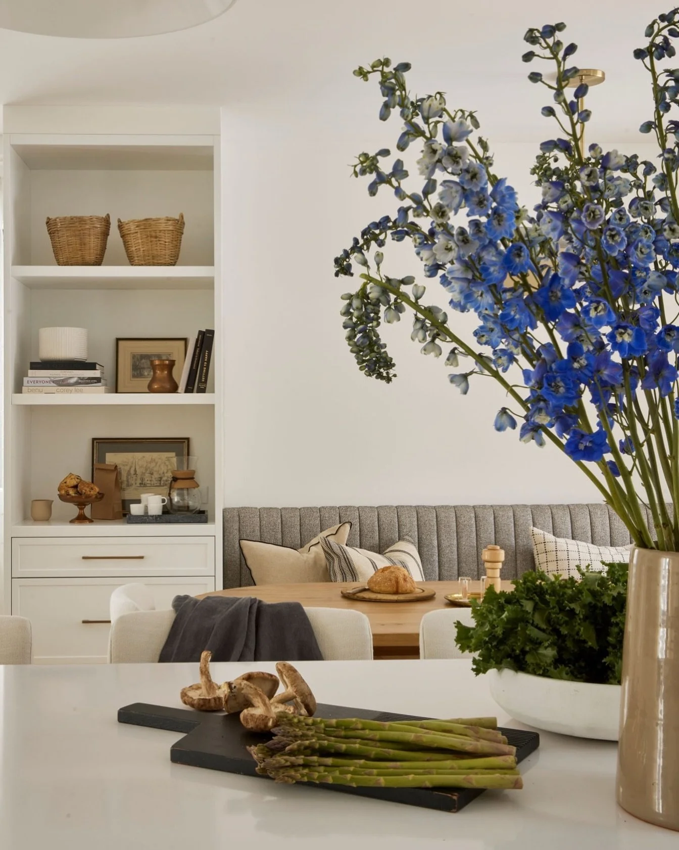 Nothing like fresh flowers in the kitchen to make it feel like spring. 🌸

Designed by DebraLillianDesign @debra_salmoni 
Contractor @greenroomcontracting 
📸 @lomillerphoto 
Styling @_meandmo_