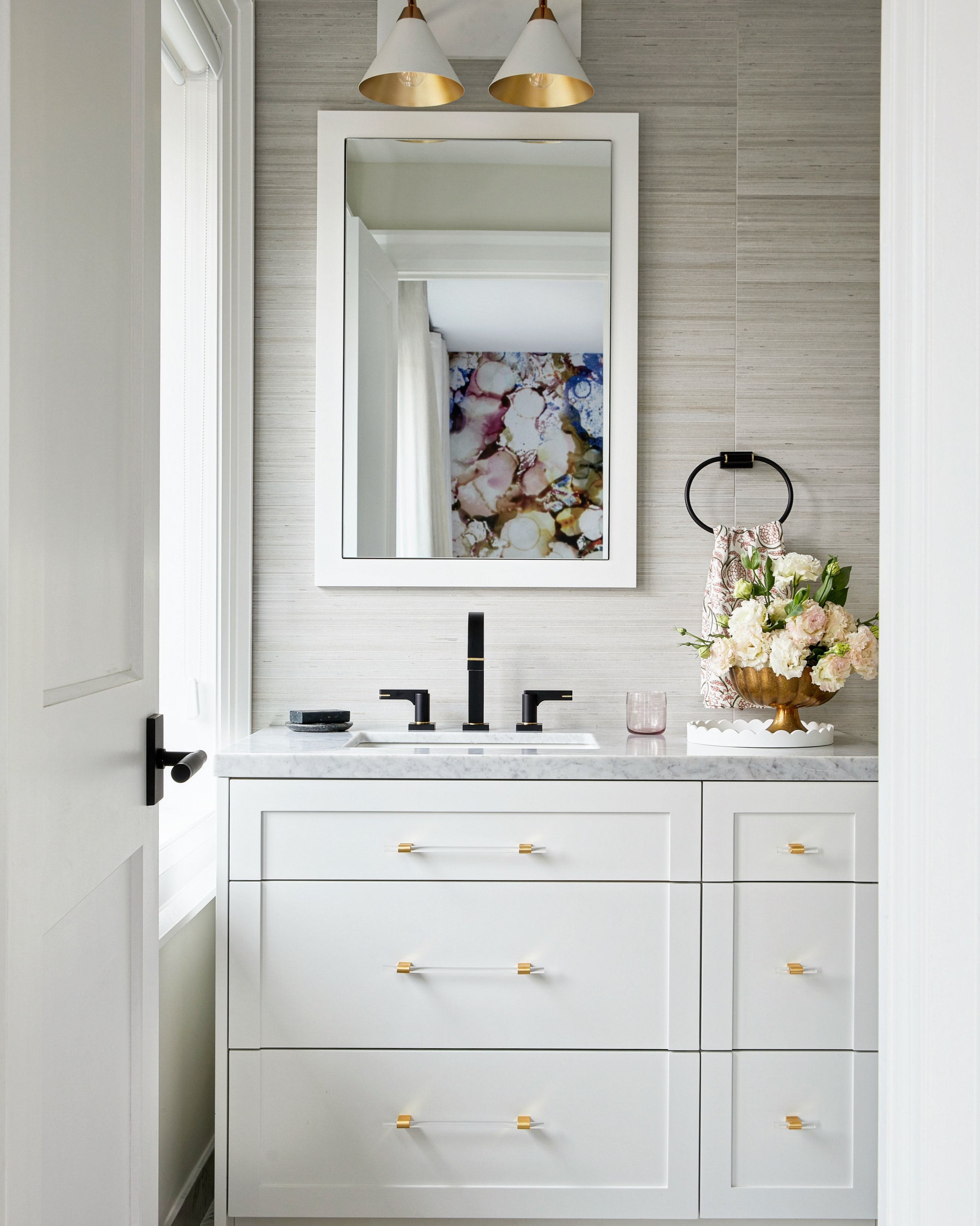 Fresh white tones, layered marble, and custom details that make this bathroom feel elevated, timeless, and effortlessly luxe. The perfect balance of softness, texture, and sophistication. ✨
