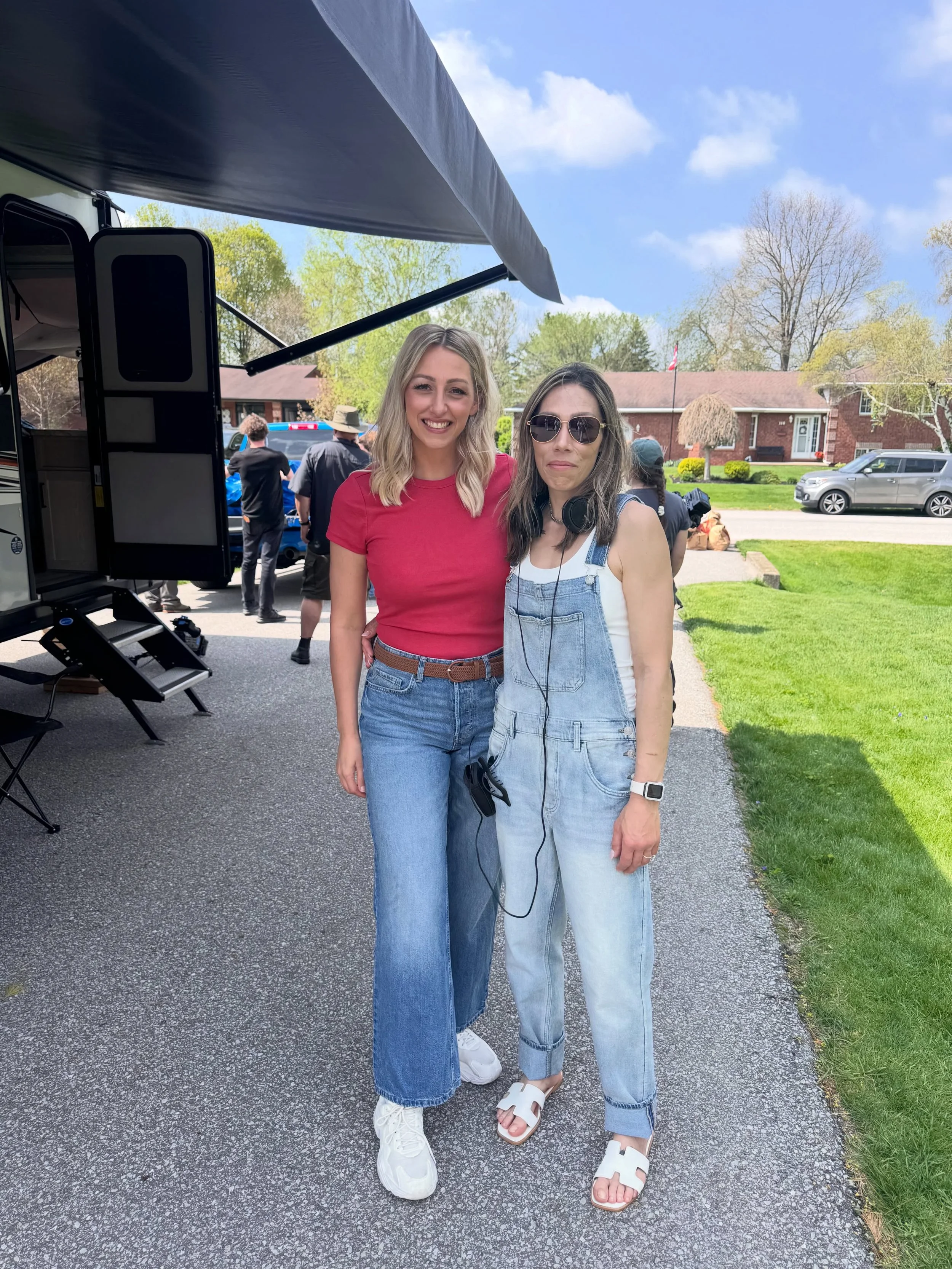 My big sister joined me on set today 💞 ✨ 

Love ya @kellyfran83